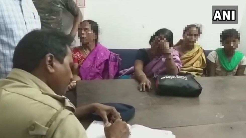 Police rescues four women who were beaten up by a mob in Jalpaiguri, Bengal on child-lifting rumours.