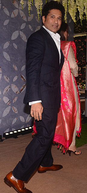Sachin Tendulkar walks in for the reception in Mumbai.&nbsp;