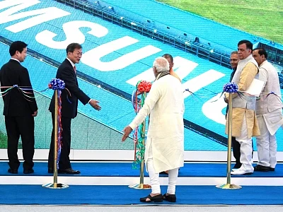 Noida: Prime Minister Narendra Modi and South Korea President Moon Jae-in during inauguration of Samsung Electronics facility in Noida on July 9, 2018.(Photo: Amlan Paliwal/IANS)