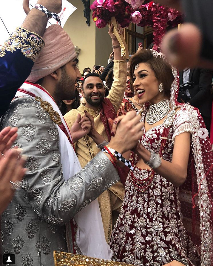 The bride and groom exchange garlands!&nbsp;