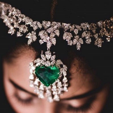 Check out this emerald and diamond headgear! Isn’t it stunning?