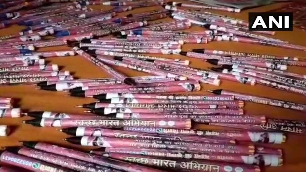 Mahant Krishna Bihari has waged a war on plastic by making pens using paper in Khandeshwari Ashram of Uttar Pradesh.