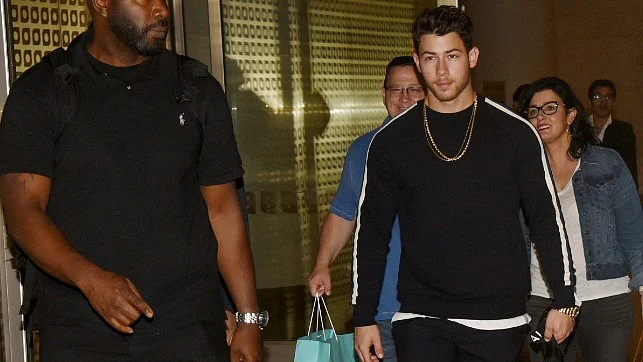 Desi girl, Priyanka Chopra’s videsi fiancé, Nick Jonas has touched down in India with parents!