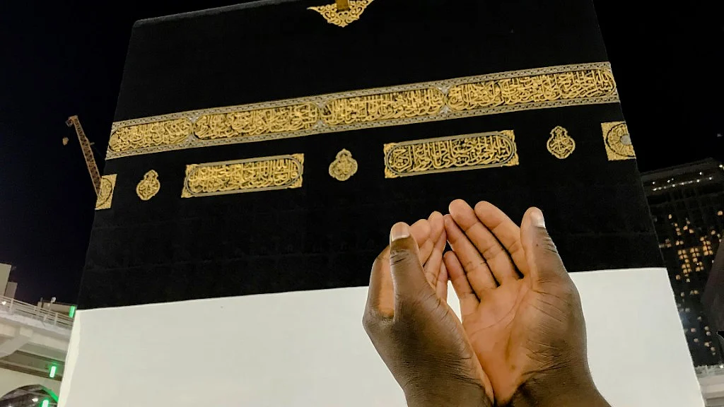 Hajj pilgrim is seeking prayer)