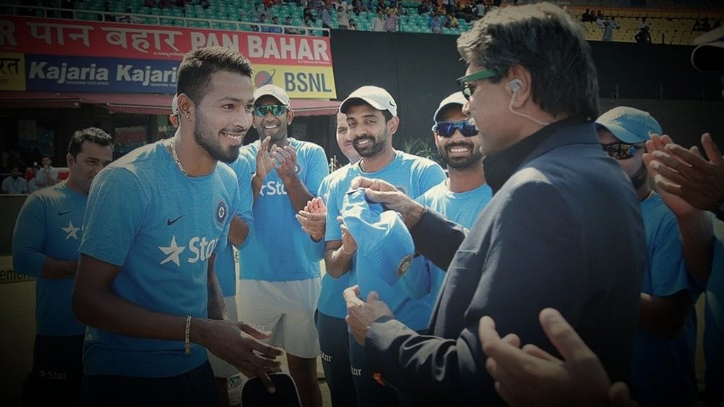Kapil Dev presenting Hardil Pandya with his cap during his ODI debut.&nbsp;