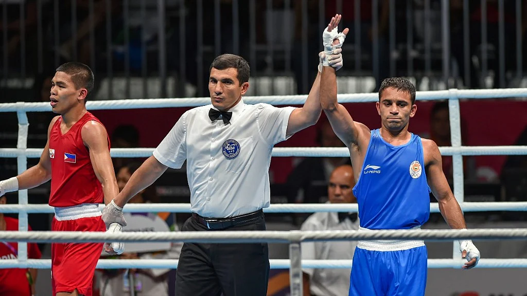 Amit beat Philippines’ Carlo Paalam in a 3-2 verdict.