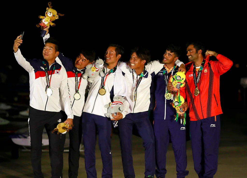 From left to right silver medalist Chae Bonjin and Kim Dongwook of Korea, gold medalist Shingen Furuya and Shinji Hachiyama of Japan and bronze medalist Varun Ashok Thakkar and Kelapanda Chengappa of India pose for a selfie.
