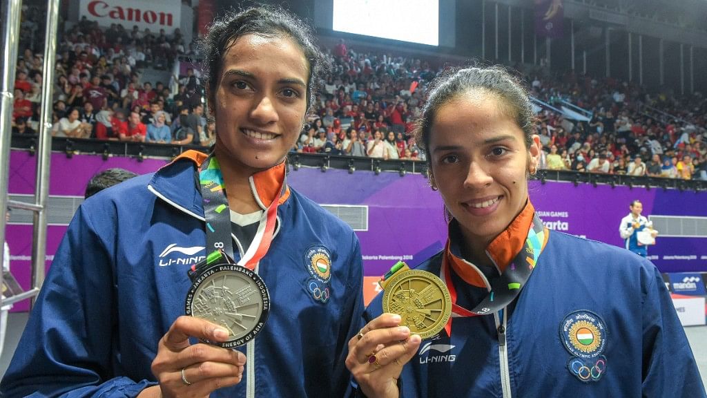 PV Sindhu (left) with her silver medal with Saina Nehwal, who won bronze in badminton at the Asian Games.&nbsp;