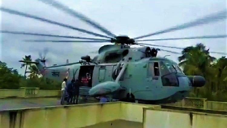 An Indian Navy rescue team achieved an almost-impossible feat after it landed on a narrow roof, rescuing 26 people.