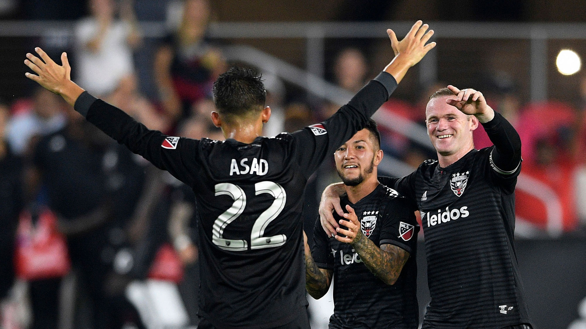 A moment of magic from Wayne Rooney fired DC United to a last-gasp 3-2 victory over Orlando in Major League Soccer on Sunday.