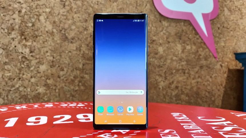 We compare Samsung’s Galaxy Note 9 with the Huawei Mate 20 Pro. Both of these are high-end phones running on Android