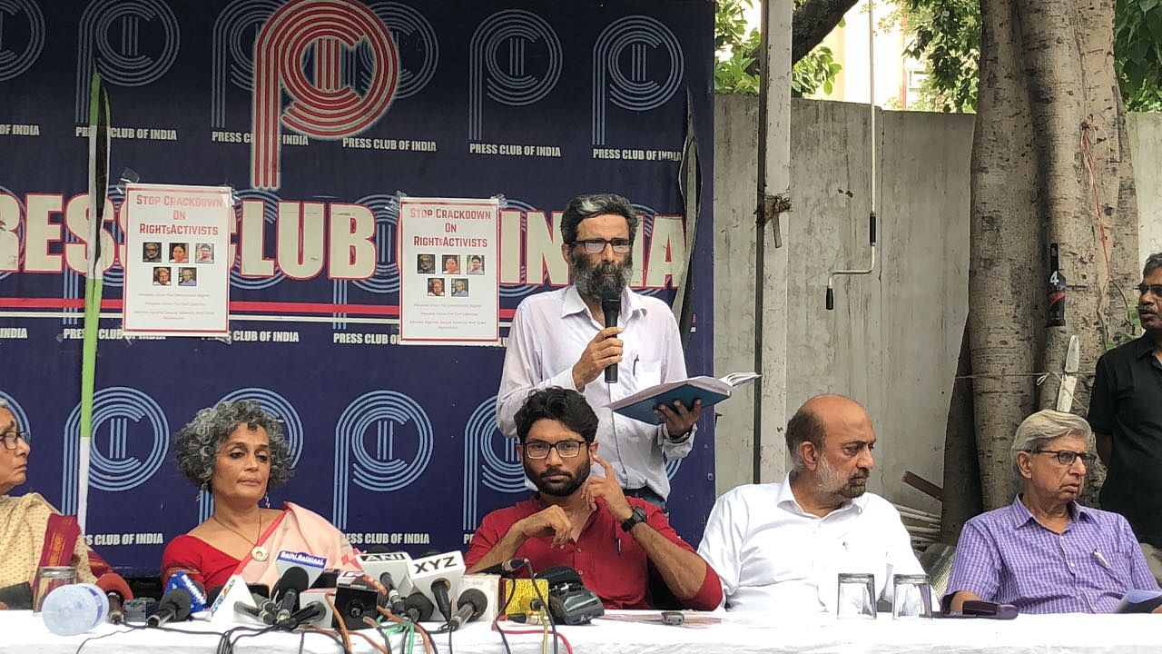 Arundhati Roy, Aruna Roy, Jignesh Mevani and other eminent activists attended the press conference to condemn the arrests.&nbsp;