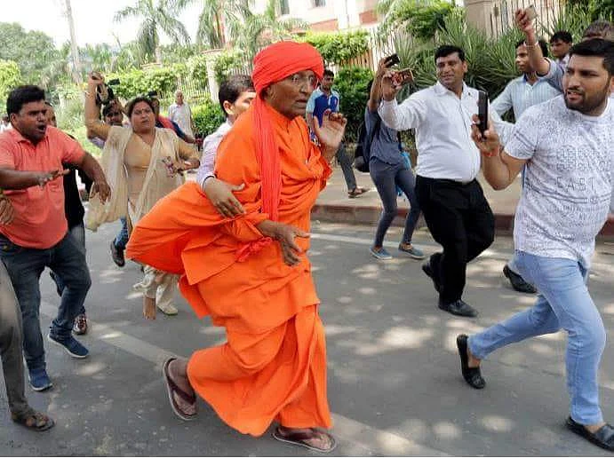 Swami Agnivesh being attacked by BJP workers outside party’s office in Delhi on 17 August 2018.