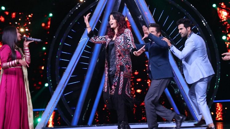 Aishwarya Rai Bachchan and Anil Kapoor on Indian Idol 10.