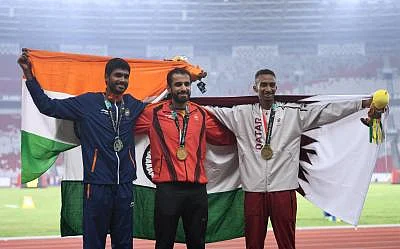 JAKARTA, Aug. 28, 2018 (Xinhua) -- Gold medalist Manjit Singh (C) of India, silver medalist Jinson Johnson (L) of India and bronze medalist Abubaker Abdalla of Qatar pose for photos during the awarding ceremony after men