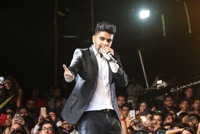 Mumbai: Singer Guru Randhawa performs during a concert in Mumbai on Feb 10, 2018. (Photo: IANS)