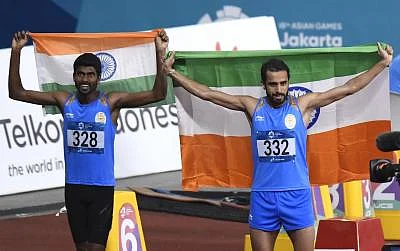 JAKARTA, Aug. 28, 2018 (Xinhua) -- Gold medalist Manjit Singh (R) of India and silver medalist Jinson Johnson of India celebrate after men