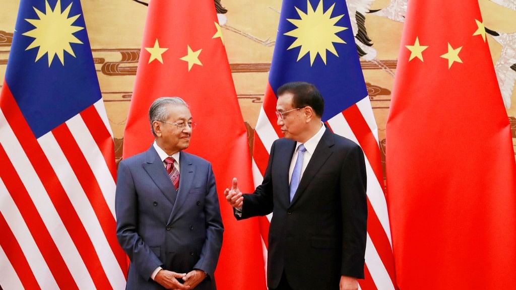 Malaysian Prime Minister Mahathir Mohamad (left) and his Chinese counterpart Li Keqiang.