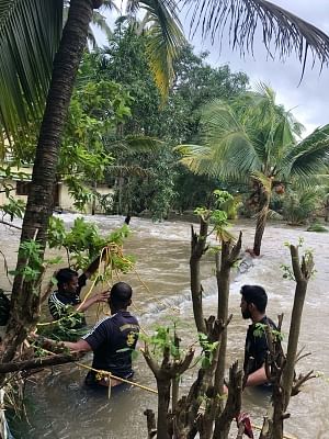 Thrissur: Indian Navy personnel carry out rescue operations in flood-hit Kerala