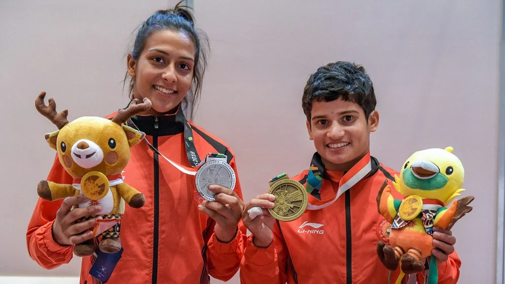 Pincky Balhara (L) and Malaprabha Yallappa Jadhav (R) pose for photos at the 18th Asian Games.