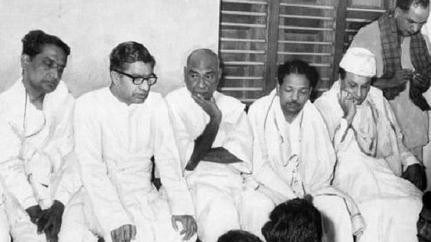 Karunanidhi, Kamaraj, MGR and others waiting outside the hospital where Anna was admitted before he died.&nbsp; &nbsp;