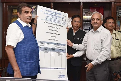 New Delhi: Union Transport Minister Nitin Gadkari, Union Railways and Coal Minister Piyush Goyal, Madhya Pradesh Chief Minister Shivraj Singh Chouhan, Maharashtra Chief Minister Devendra Fadnavis and Union MoS Defence Subhash Ramrao Bhamre after signing Memorandum of Understanding (MoU) for Indore-Manmad Railway line, in New Delhi, on August 28, 2018. (Photo: IANS/PIB)