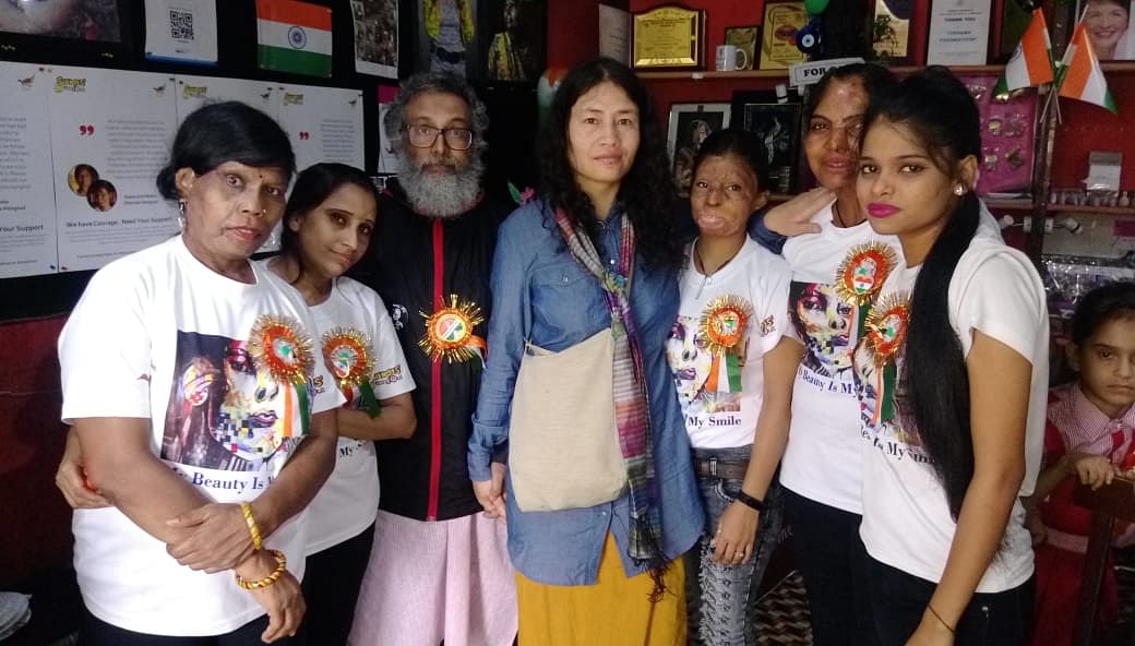 Irom Sharmila and her husband Desmond Coutinho with acid attack survivors at cafe Sheroes, Agra.&nbsp;