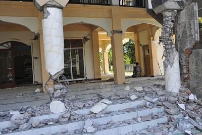 LOMBOK, Aug. 8, 2018 (Xinhua) -- An Indonesian man prays inside the broken mosque caused by earthquake in North Lombok, West Nusa Tenggara, Indonesia, Aug. 8, 2018. The death toll of Indonesia
