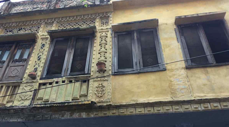 Kalantri Niwas, Marwadi Gali in Aminabad area of Lucknow.