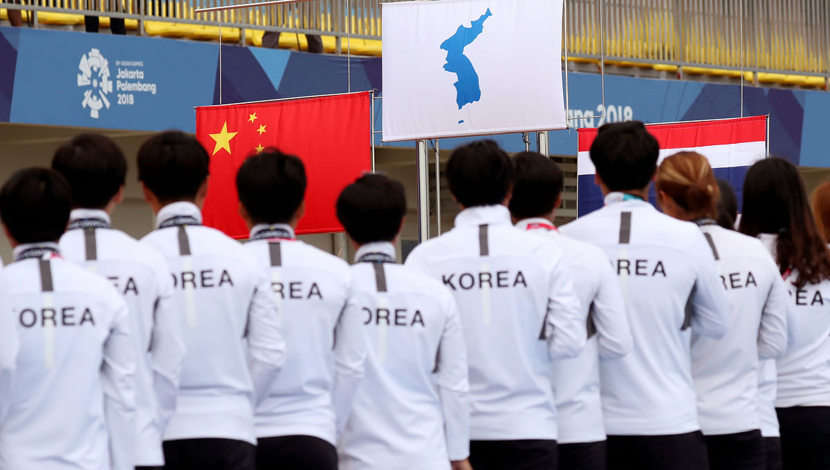 The crew comprising South Koreans and North Koreans won the 500-meter dragon boat final. 