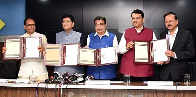 New Delhi: Union Transport Minister Nitin Gadkari, Union Railways and Coal Minister Piyush Goyal, Madhya Pradesh Chief Minister Shivraj Singh Chouhan, Maharashtra Chief Minister Devendra Fadnavis and Union MoS Defence Subhash Ramrao Bhamre after signing Memorandum of Understanding (MoU) for Indore-Manmad Railway line, in New Delhi, on August 28, 2018. (Photo: IANS/PIB)