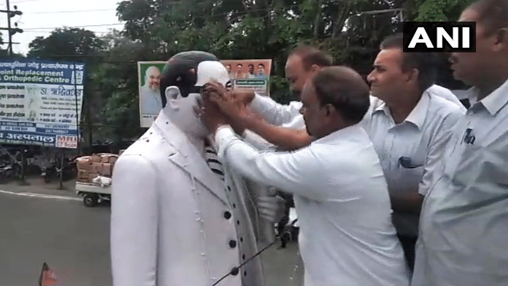 A group of Dalit lawyers in Meerut purify an Ambedkar statue after a BJP MLA garlanded it.&nbsp;