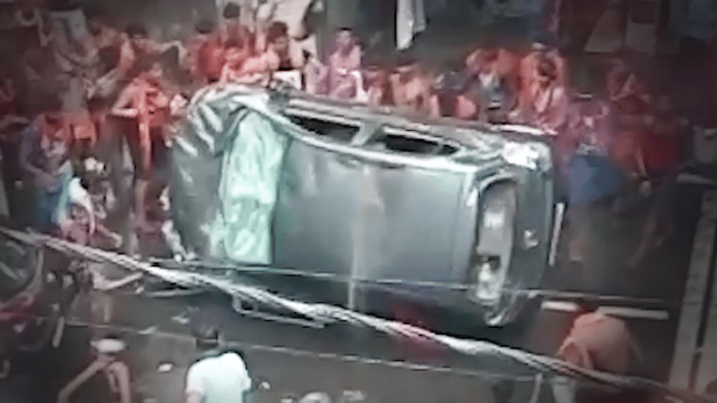 A group of Kanwar Yatris vandalise a car in Delhi’s Moti Nagar