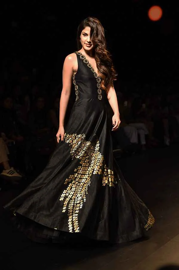 Rhea Chakraborty walks for Urvashi Joneja at LFW DAY 1. 