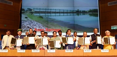 New Delhi: Union Transport Minister Nitin Gadkari presides over the signing ceremony of an memorandum of understanding (MoU) between Ministry of Water Resources (MoWR) and Chief Ministers of six states viz Uttar Pradesh, Delhi, Uttarakhand, Rajasthan, Himachal Pradesh and Haryana regarding the Lakhwar Dam Project, in New Delhi, on Aug 28, 2018. Also seen Union MoS Water Resources, River Development and Ganga Rejuvenation Arjun Ram Meghwal and Water Resources, River Development and Ganga Rejuvena