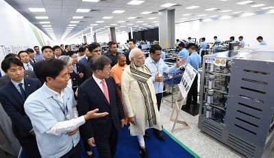 Noida: Prime Minister Narendra Modi and South Korea President Moon Jae-in take a tour of World