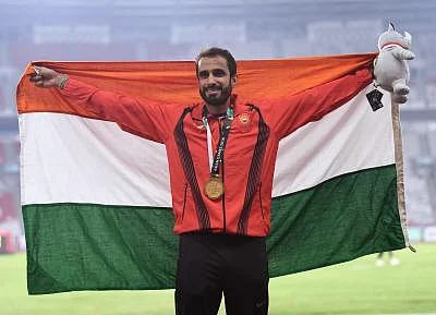 JAKARTA, Aug. 28, 2018 (Xinhua) -- Gold medalist Manjit Singh of India poses for photos during the awarding ceremony after men