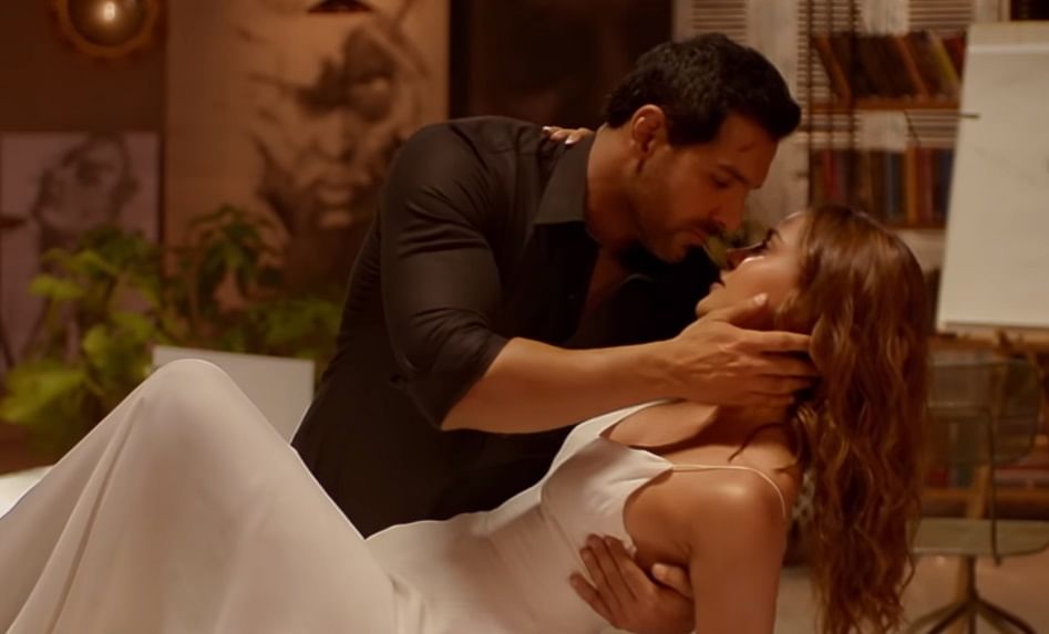 Watch the music video of the song ‘Tere Jaisa’ from ‘Satyamev Jayate,’ featuring  John Abraham and Aisha Sharma.