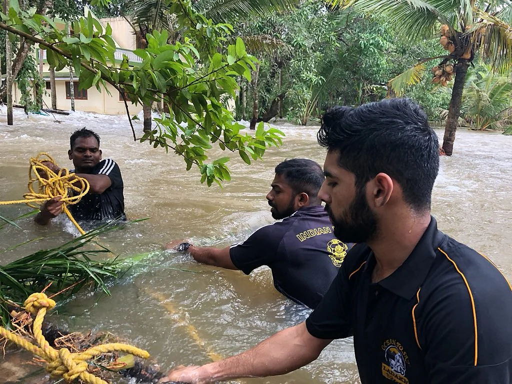 The Indian Navy built a makeshift bridge in Thrissur for rescue operations. 