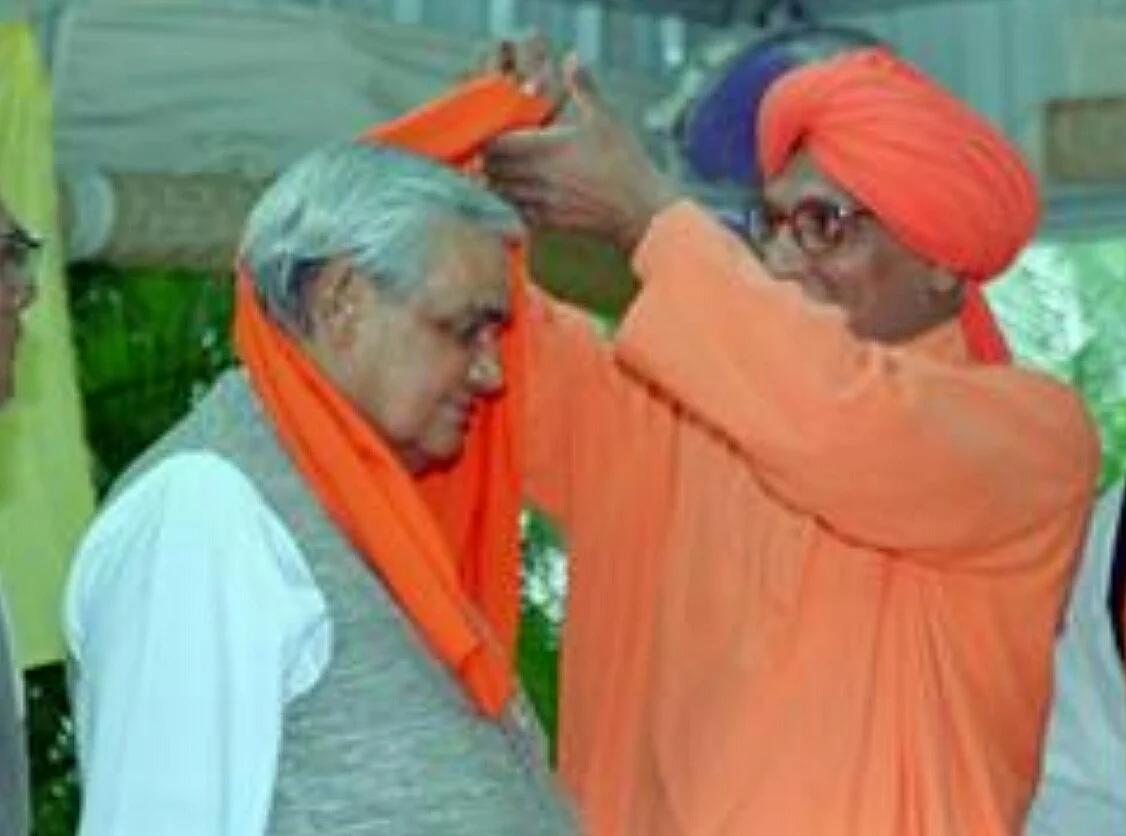 Swami Agnivesh tying a turban on former PM Atal Bihari Vajpayee’s head in 2001, ahead of US President Bill Clinton’s visit to India.