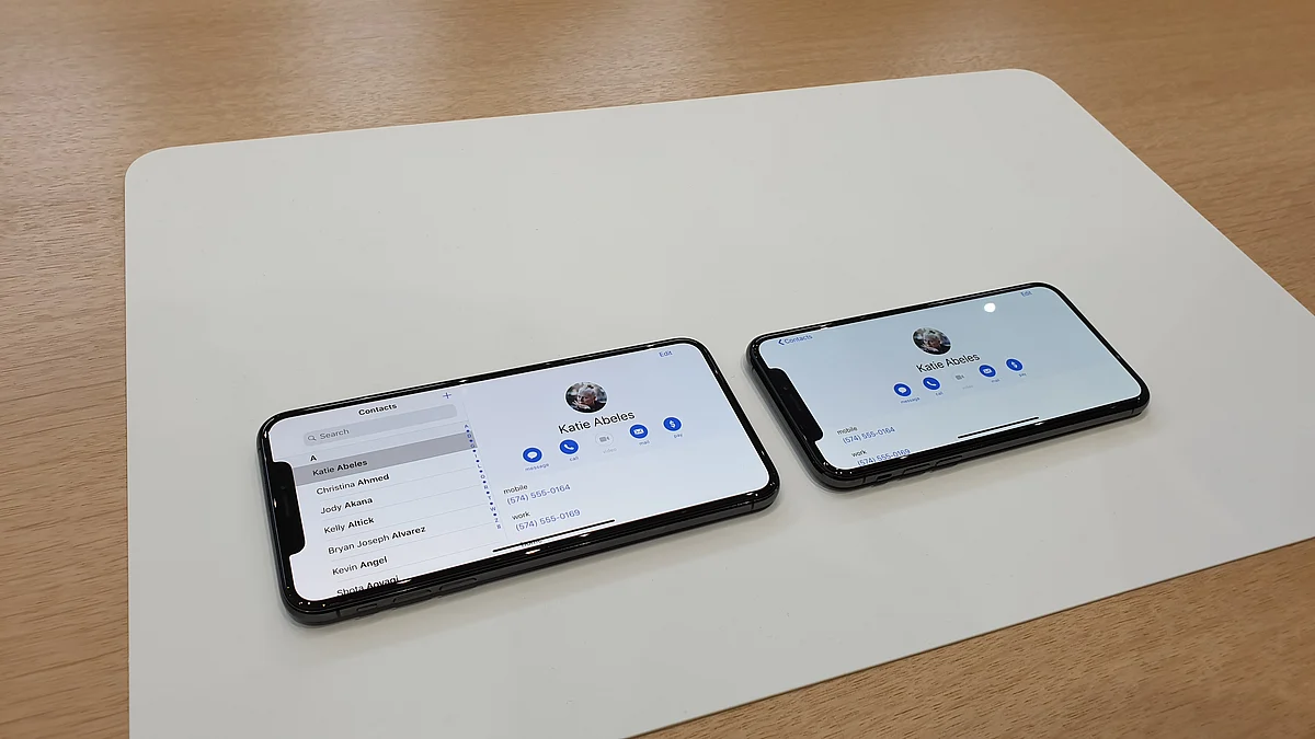 The size difference between iPhone XS and XS Max is visible. 