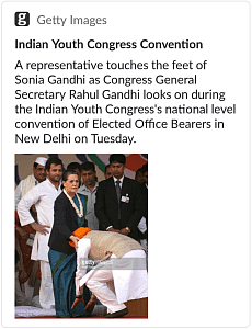 No, That’s Not Manmohan Singh Touching Sonia Gandhi’s Feet