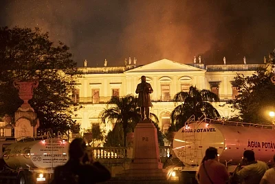 RIO DE JANEIRO, Sept. 3, 2018 (Xinhua) -- Photo taken on Sept. 2, 2018 shows the burning National Museum of Brazil in Rio de Janeiro, Brazil. A massive fire on late Sunday raced through Brazil