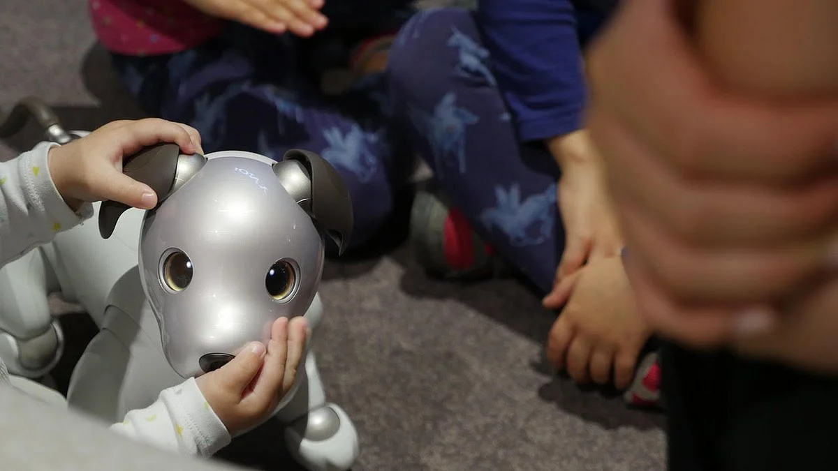 The new Aibo has 4,000 parts, 22 actuators, OLED Screens as eyes and its nose is a camera.