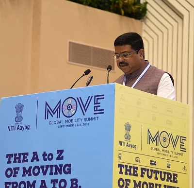 New Delhi: Union Petroleum and Natural Gas and Skill Development and Entrepreneurship Minister Dharmendra Pradhan addresses during the 2nd session on “Global Thought Leaders on Sustainable Mobilityâ€Â� at Global Mobility Summit organised by NITI Aayog, in New Delhi on Sept 8, 2018. (Photo: IANS/PIB)