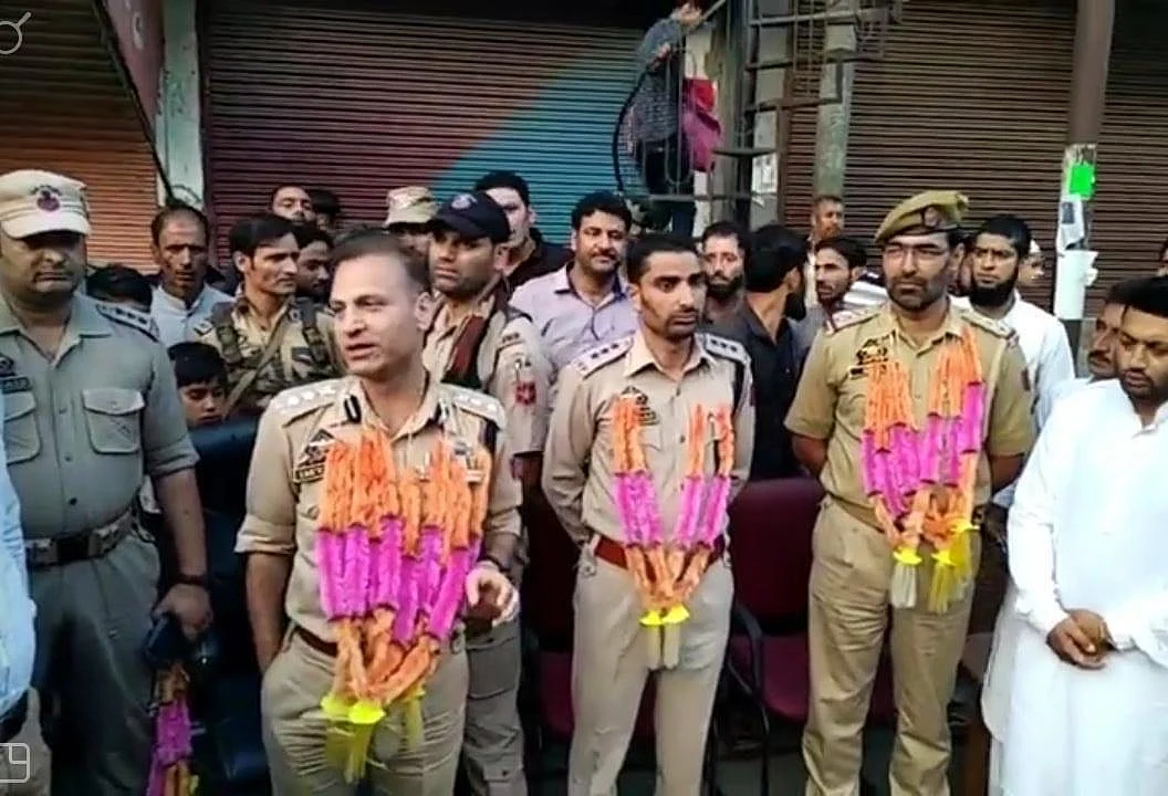 Hundreds of people in Boniyar Uri garlanded SSP Baramulla Imtiyaz Hussain Mir and others of his team that cracked the rape and murder case of a nine-year-old girl.