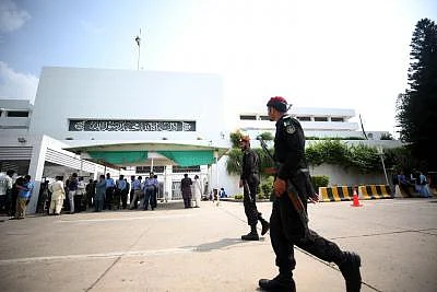 ISLAMABAD, Sept. 4, 2018 (Xinhua) -- Pakistani policemen walk past the National Assembly building during the presidential election in Islamabad, capital of Pakistan on Sept. 4, 2018. Polling for presidential election kicked off Tuesday in Pakistan with three candidates competing for the slot of the 13th president of the country for the next five-year term. (Xinhua/Ahmad Kamal/IANS)