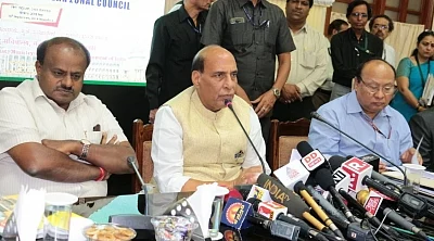 Bengaluru: Union Home Minister Rajnath Singh addresses at the 28th Meeting of the Southern Zonal Council, in Bengaluru on Sept 18, 2018. Also seen Karnataka Chief Minister H.D. Kumaraswamy. (Photo: IANS/PIB)