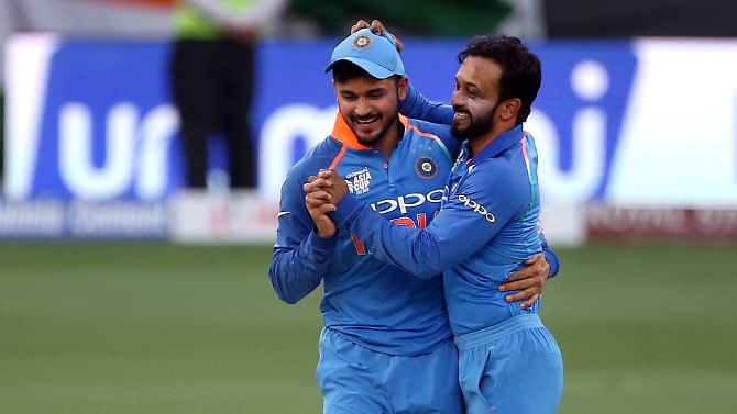 Manish Pandey being congratulated by Kedar Jadhav after taking the catch.