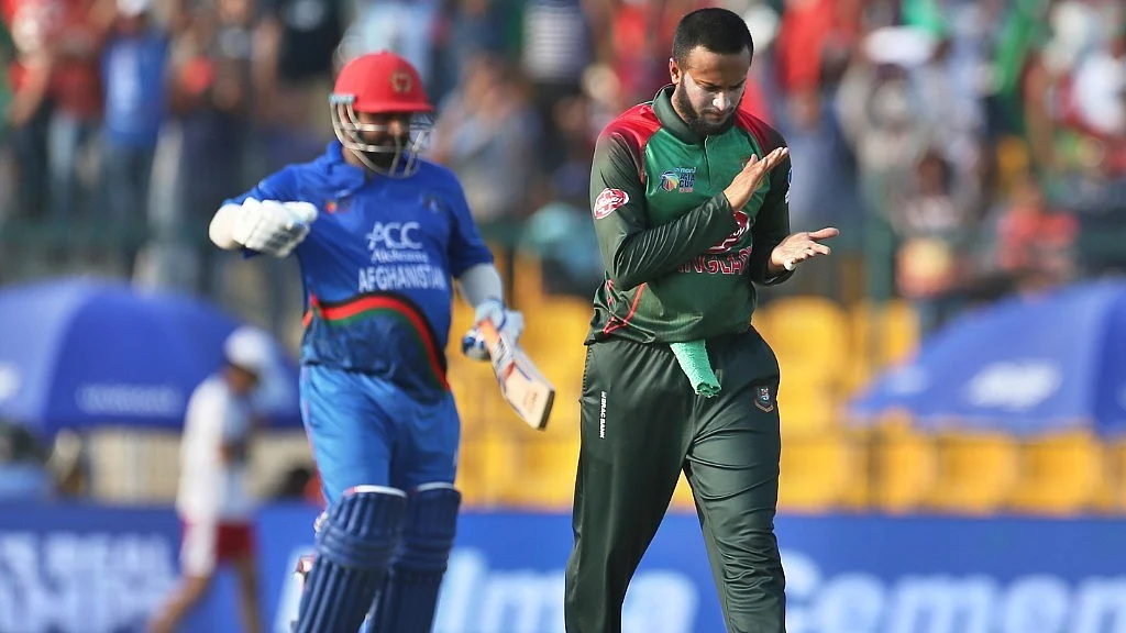 Shakib (left) flew back to Bangladesh after aggravating a finger injury.